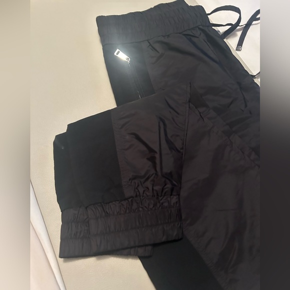 Moncler Pantalone Track Sweatpants 'Black'
Moncler, 
Apparel, 
Bottoms - Picture 11 of 11